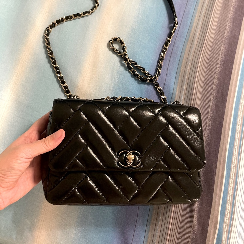 Auth Limitation Chanel shiny leather flap bag